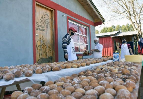 Manos solidarias en Eldorado: bollos y chocolatada para los más necesitados Manos solidarias en Eldorado: bollos y chocolatada para los más necesitados