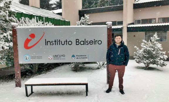 Posadeño se recibió de ingeniero nuclear con un 10 Posadeño se recibió de ingeniero nuclear con un 10