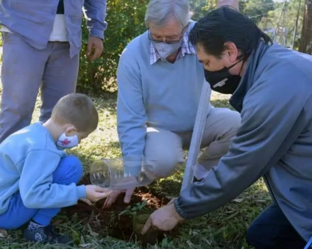 Montecarlo: en la plazoleta Suiza dieron continuidad al proyecto 100 árboles 