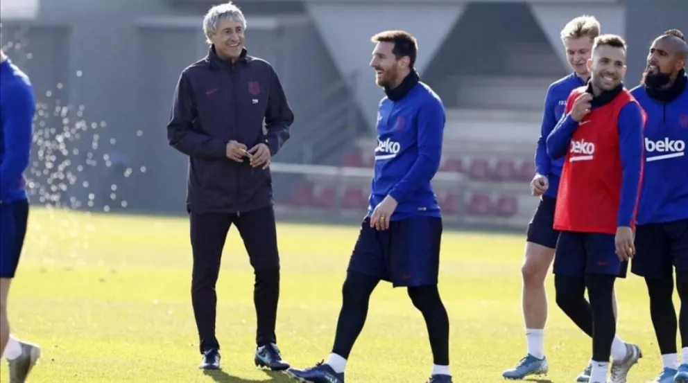Lionel Messi y Quique Setién en un entrenamiento del Barceloa