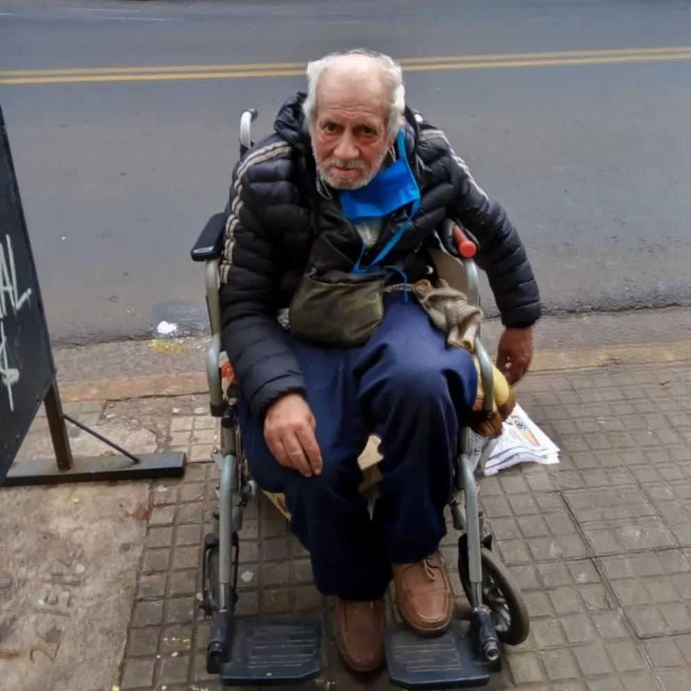 Tiene casi 80 años, es vendedor ambulante y vive en la calle