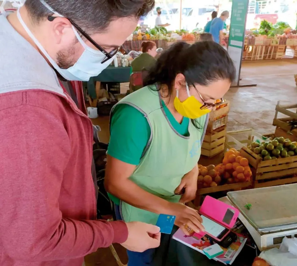 En algunas ferias de Posadas ya se puede pagar con tarjeta de débito.
