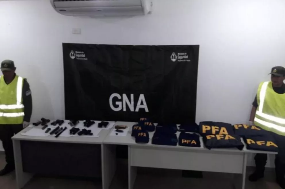 Al ser detenidos los brasileños llevaban un arsenal y ropa de la federal