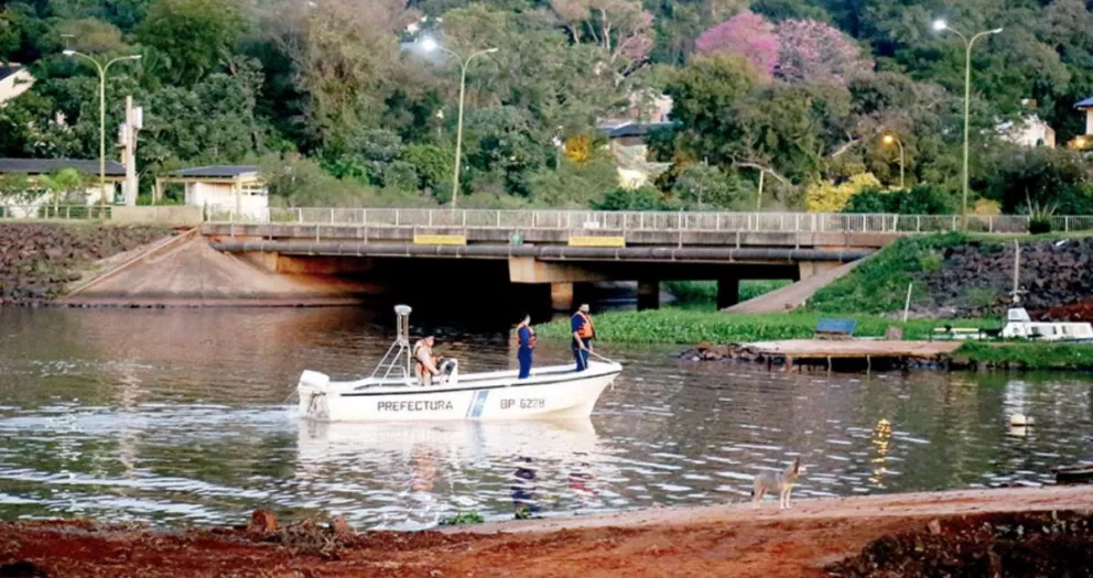 Deportistas denuncian presencia de aceite en el río Paraná 