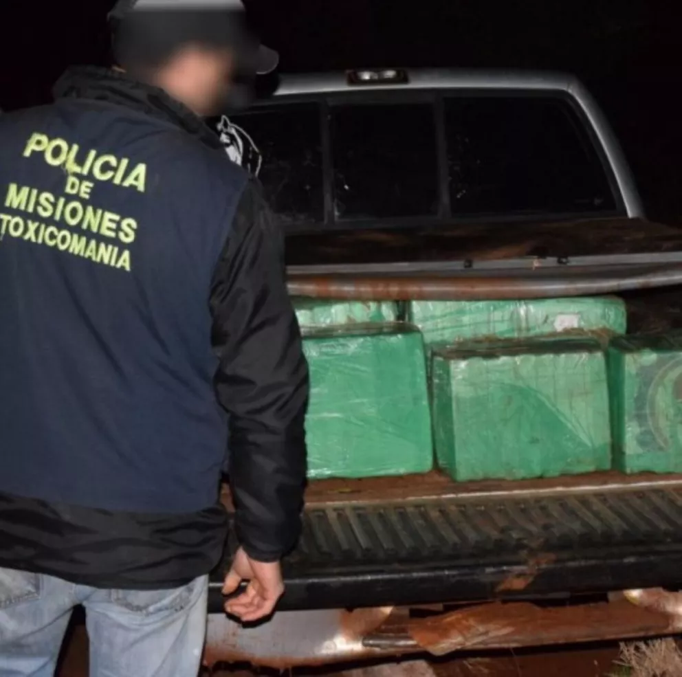 La Policía interceptó una camioneta con casi 400 kilos de marihuana