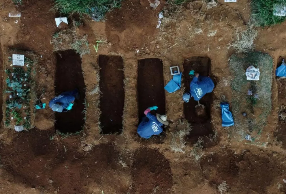 Los cementerios de algunas zonas de Brasil no dan abasto con la recepción de cuerpos