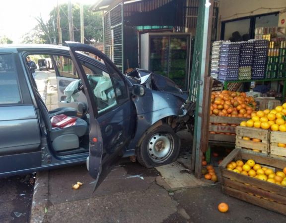 Perdió el control del auto y terminó dentro de una verdulería Perdió el control del auto y terminó dentro de una verdulería