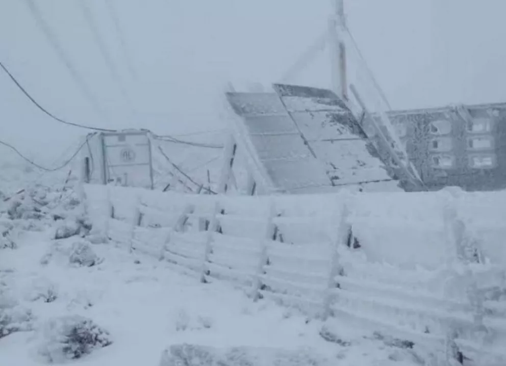 Chubut: el temporal de viento y nieve derribó torres de alta tensión