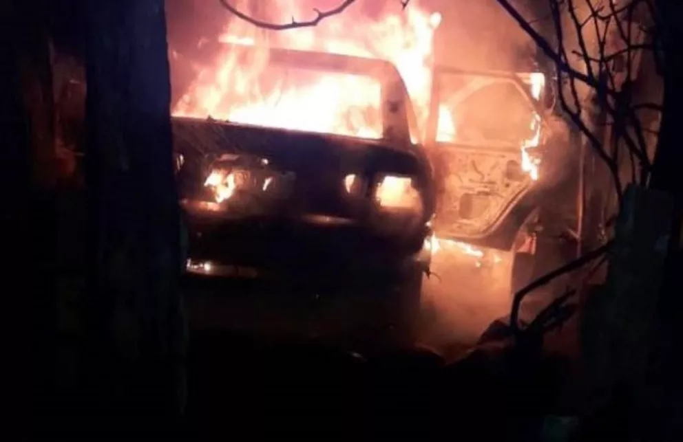 El auto amaneció incendiado frente a la casa de la concejal de Bonpland