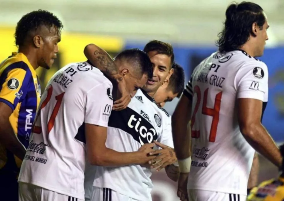 Con 52 casos de Covid-19 en tres clubes paraguayos pospusieron el regreso del torneo