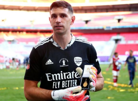 El llanto de Emiliano Martínez tras ser campeón en Inglaterra El llanto de Emiliano Martínez tras ser campeón en Inglaterra