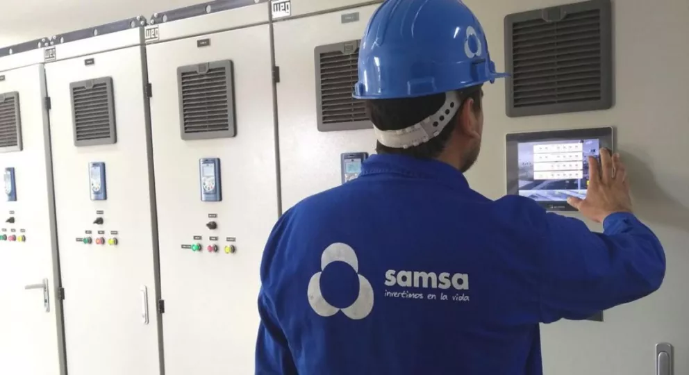 Operario de Samsa trabajando en la maquinaria de la planta