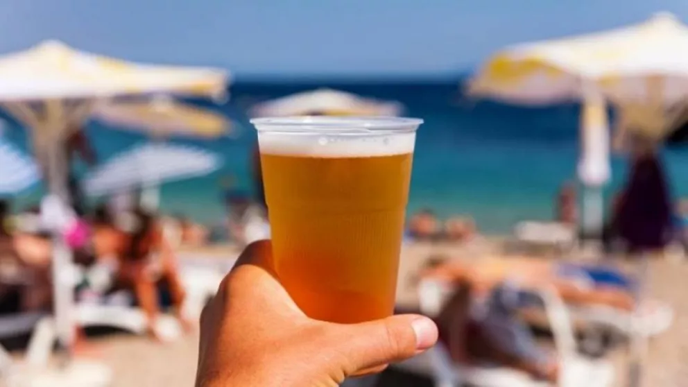 Las personas que beben alcohol en verano se queman más en el sol