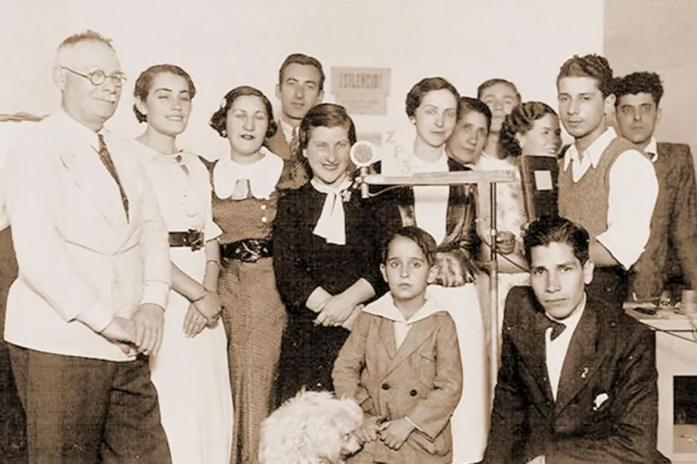 Julio Cormillot, primero a la izquierda, junto al staff de Radio Mix, primera AM, en la esquina de Félix de Azara y Sarmiento.