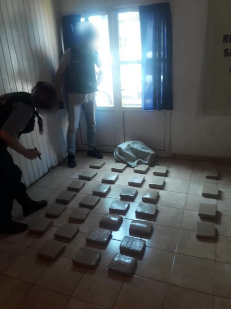 La Policía halló dos bultos con 51 kilos de marihuana en San Ignacio