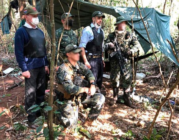 El presidente de Paraguay, Mario Abdo Benítez, junto a los efectivos del grupo especial que encabezaron el operativo El presidente de Paraguay, Mario Abdo Benítez, junto a los efectivos del grupo especial que encabezaron el operativo