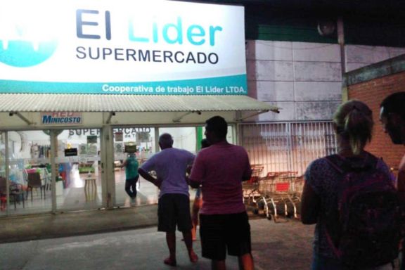 Supermercados y comercios esenciales sólo estarán abiertos de 8 a 14. Supermercados y comercios esenciales sólo estarán abiertos de 8 a 14.