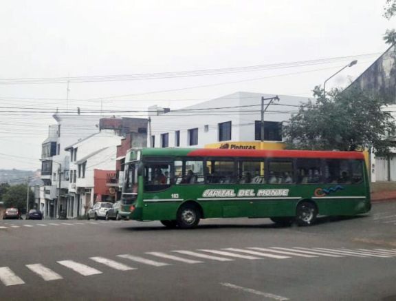 Oberá: choferes del transporte público no cobran el sueldo y realizaron medidas de fuerza Oberá: choferes del transporte público no cobran el sueldo y realizaron medidas de fuerza