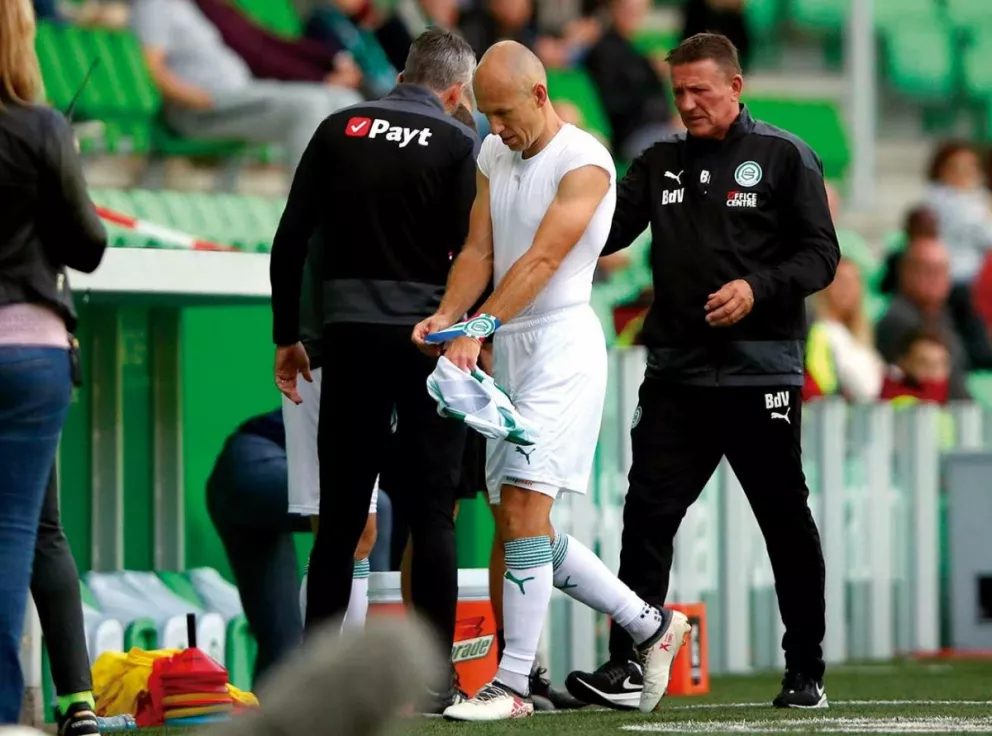 En su regreso oficial, Robben se fue lesionado y su equipo perdió
