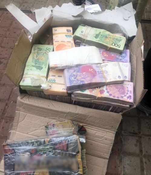 Posadeña demorada al retirar dos encomiendas repletas de pesos y dólares Posadeña demorada al retirar dos encomiendas repletas de pesos y dólares