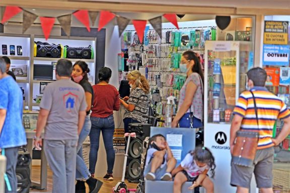 Restricciones de compras de dólares con impacto en comercios y turismo Restricciones de compras de dólares con impacto en comercios y turismo