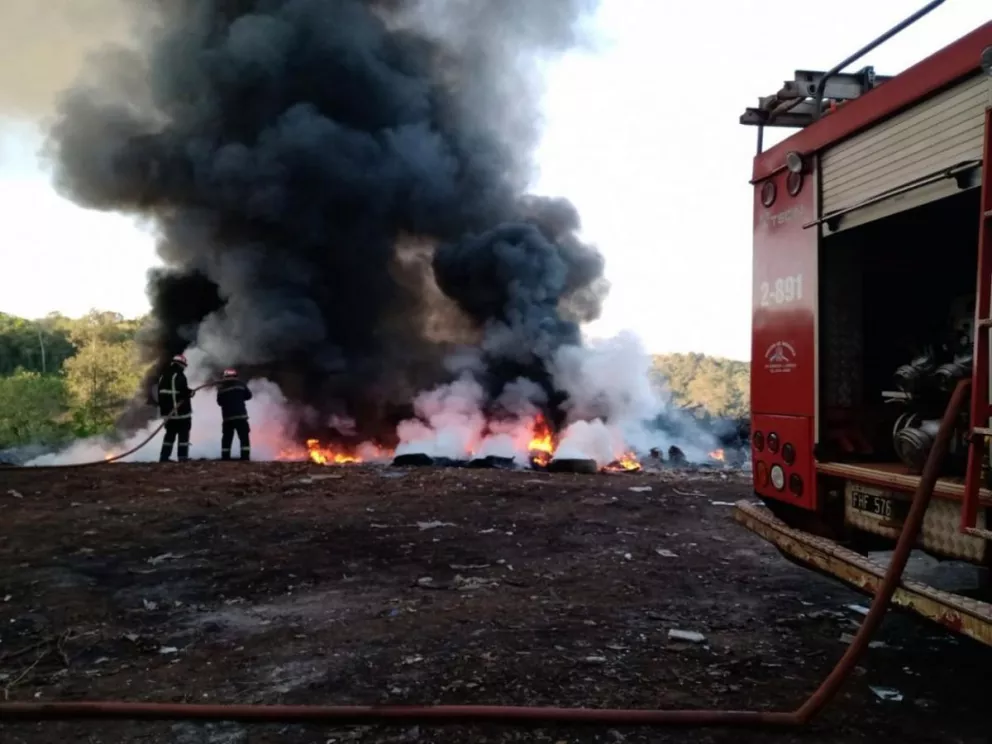 Jardín América: bomberos intervinieron por quema de neumáticos en un basural