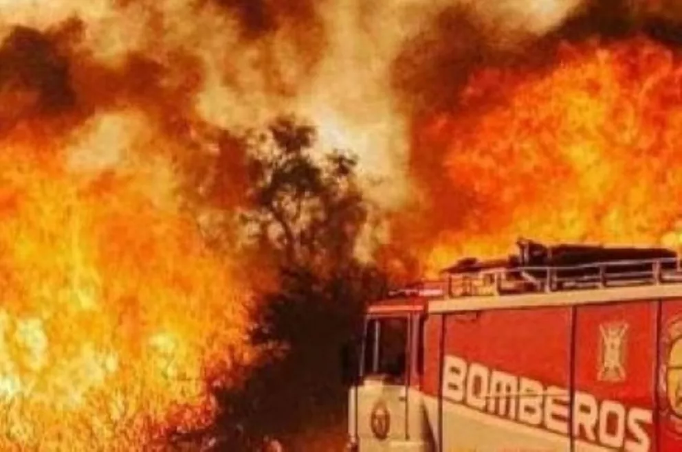 Voraz incendio en aserraderos y campos en cercanías de Villa Olivari 
