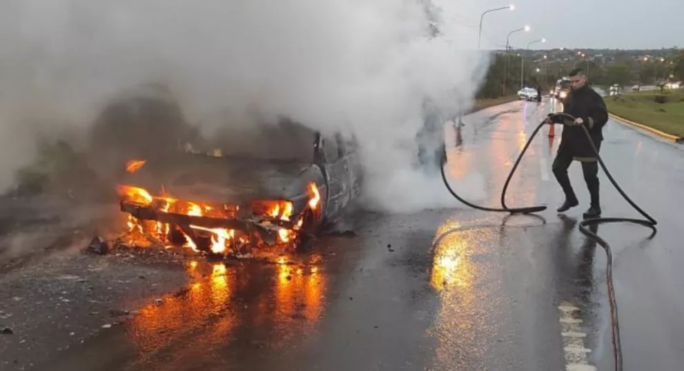Se incendió el auto de un policía en el acceso Oeste 