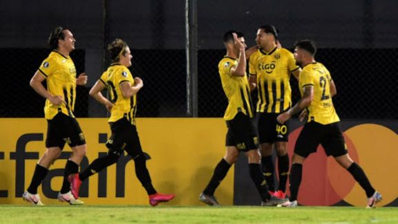 Tigre fue goleado por Guaraní y quedó a un paso de la eliminación Tigre fue goleado por Guaraní y quedó a un paso de la eliminación