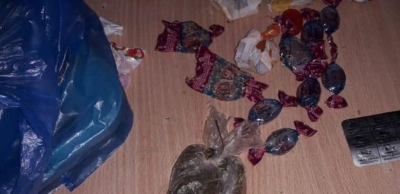 Intentó pasar cannabis y pastillas para un detenido Intentó pasar cannabis y pastillas para un detenido