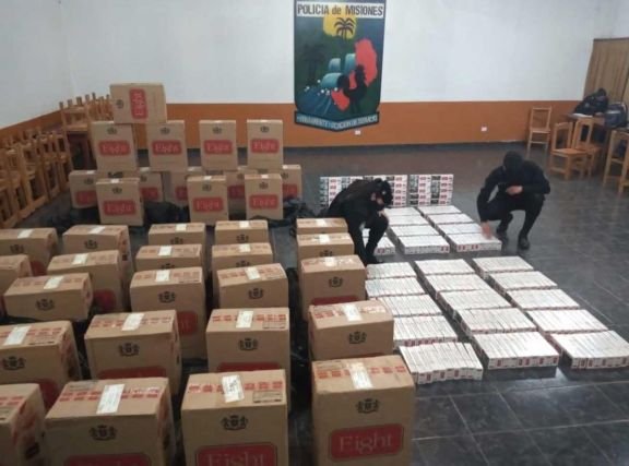 Más de 2.000 gruesas de cigarrillo fueron halladas dentro de la Ranger. Más de 2.000 gruesas de cigarrillo fueron halladas dentro de la Ranger.