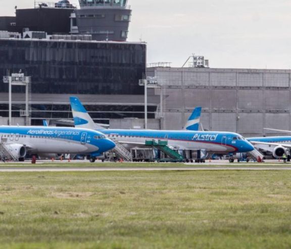 Aerolíneas suspenden venta de pasajes internacionales para ajustarse al dólar Aerolíneas suspenden venta de pasajes internacionales para ajustarse al dólar