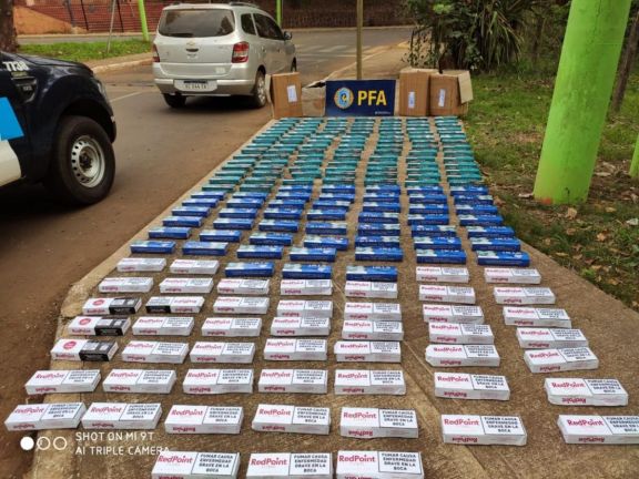 Policía Federal incautó 200 cartones de cigarrillos de contrabando en Iguazú Policía Federal incautó 200 cartones de cigarrillos de contrabando en Iguazú
