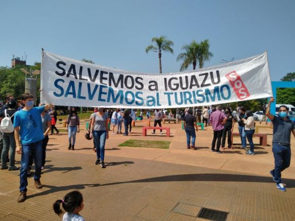 Iguazú: Marcharon para exigir la inmediata reactivación turística Iguazú: Marcharon para exigir la inmediata reactivación turística