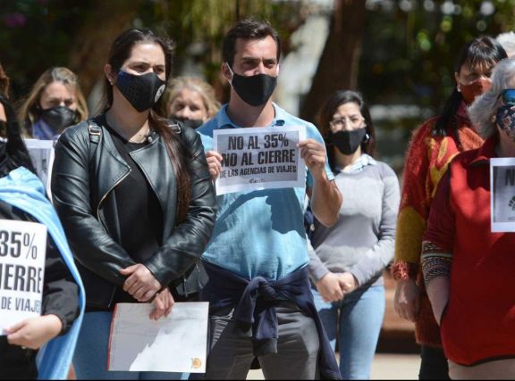 En Posadas, referentes del sector turístico se concentraron ayer en la plaza 9 de Julio. En Posadas, referentes del sector turístico se concentraron ayer en la plaza 9 de Julio.