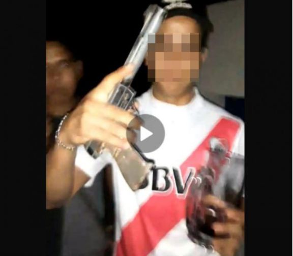 Viralizaron fotos con un arma y les cayó la Policía Viralizaron fotos con un arma y les cayó la Policía