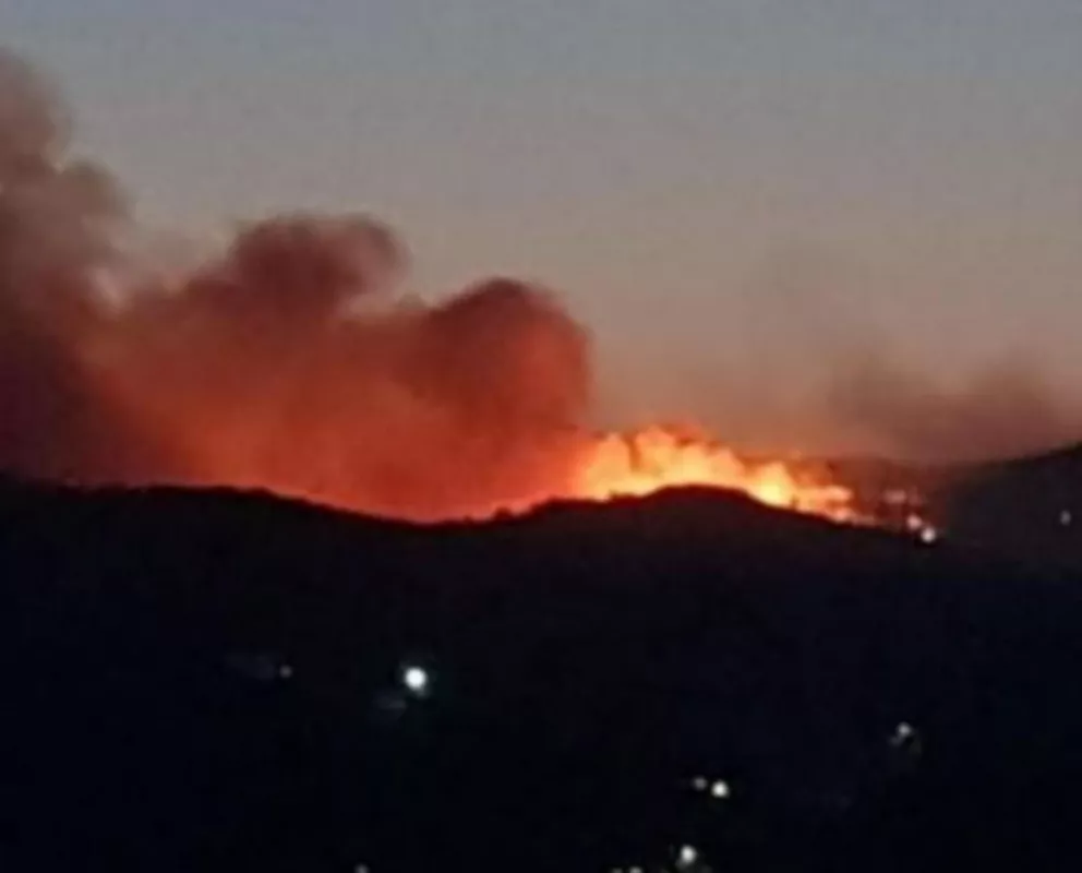 Los incendios en Villa Carlos Paz amenazan con llegar a las casas