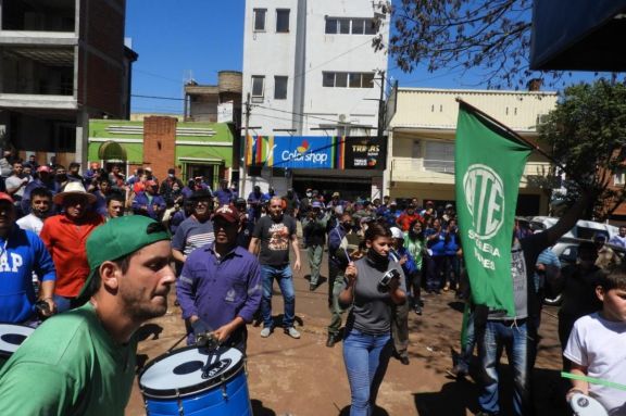 Oberá: Municipales rechazaron la nueva oferta del ejecutivo y extienden 48 horas la huelga Oberá: Municipales rechazaron la nueva oferta del ejecutivo y extienden 48 horas la huelga