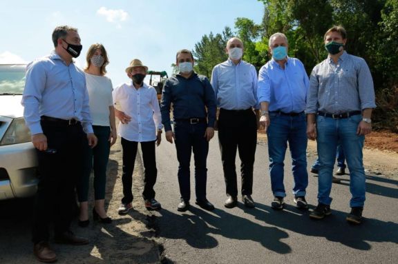El Gobernador supervisó obras de asfaltado en Almafuerte y entregó subsidio en Alem El Gobernador supervisó obras de asfaltado en Almafuerte y entregó subsidio en Alem