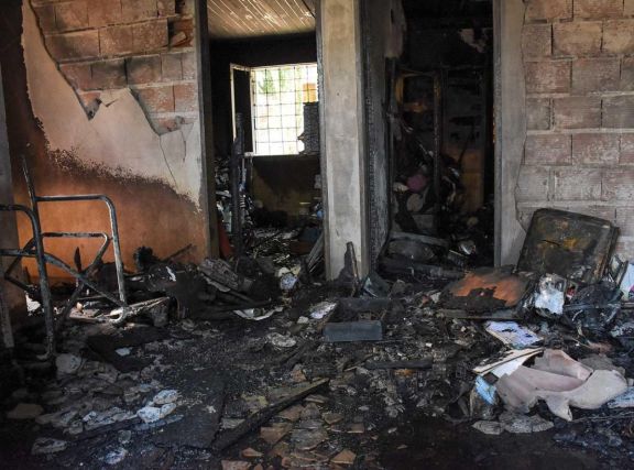 El fuego se inició tras una falla en una tomacorriente de la sala en donde estaba enchufada una TV. El fuego se inició tras una falla en una tomacorriente de la sala en donde estaba enchufada una TV.