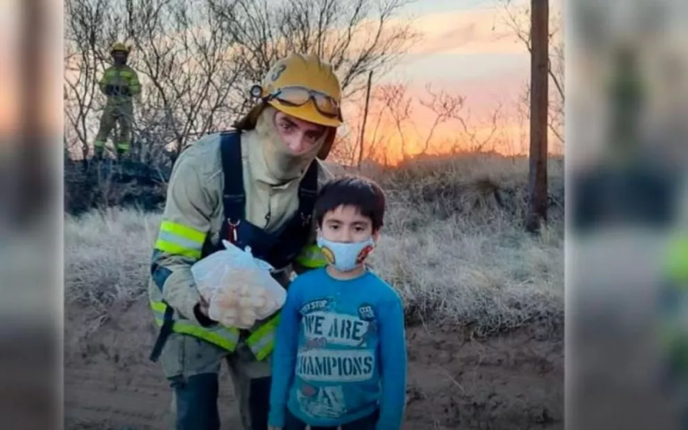 Nene de cinco años gastó sus ahorros para comprarles facturas a bomberos de Córdoba