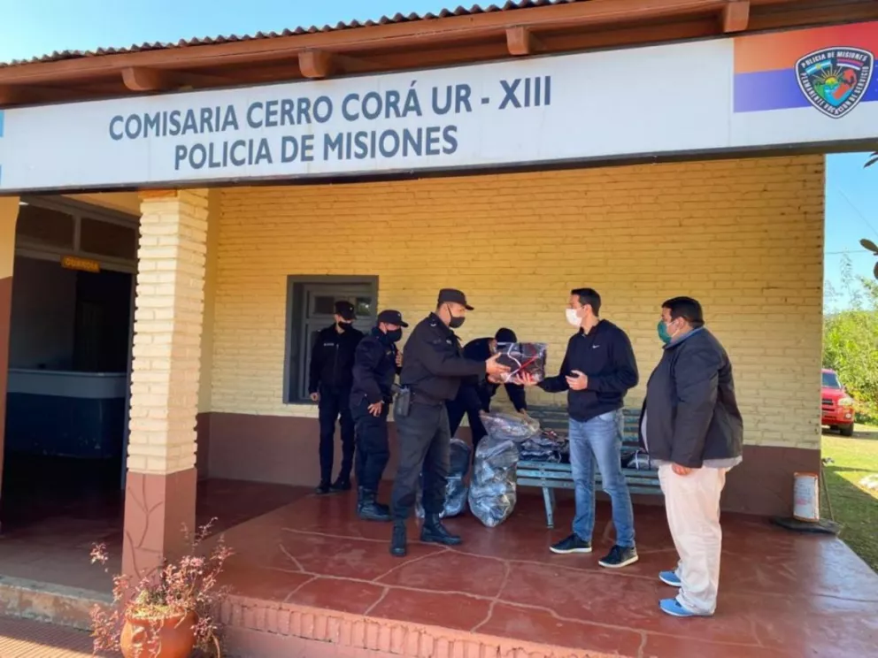 Entregaron uniformes al personal de la Comisaría de Cerro Corá