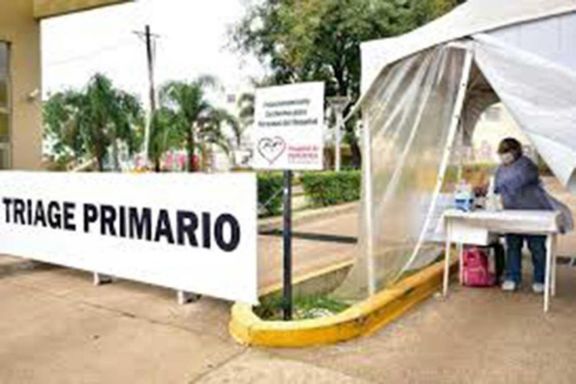 Padre acompaña a su hijo, internado en el Pediátrico. Padre acompaña a su hijo, internado en el Pediátrico.