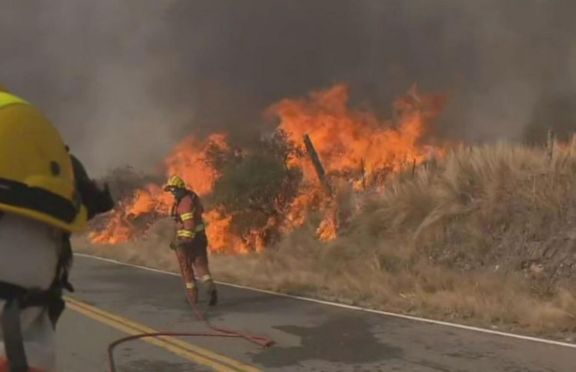 Incendios en Córdoba: arman un contrafuego a la vera de la ruta para detener las llamas Incendios en Córdoba: arman un contrafuego a la vera de la ruta para detener las llamas