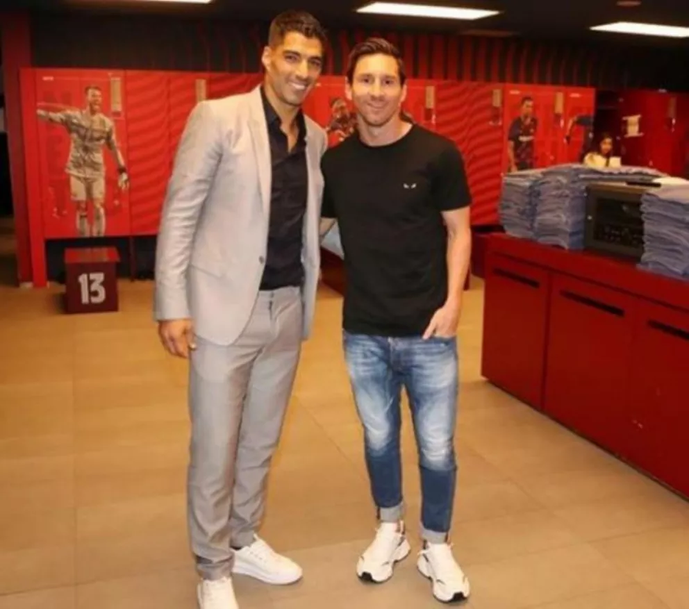Luis Suárez y Lionel Messi, la última foto que se sacaron juntos dentro del vestuario del Barcelona