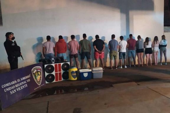 Fiesta clandestina desarticulada en El Soberbio por la UR-VIII. Fiesta clandestina desarticulada en El Soberbio por la UR-VIII.