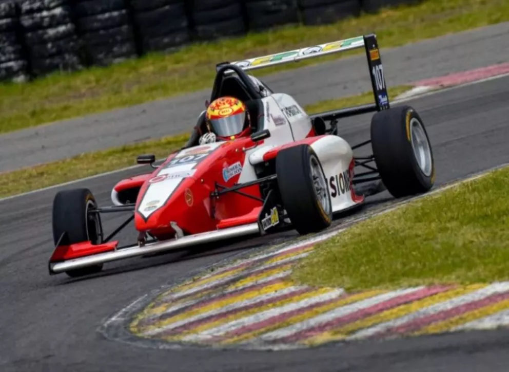 Chiapella tuvo su debut oficial en la Fórmula Renault 2.0 
