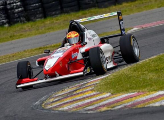 Chiapella tuvo su debut oficial en la Fórmula Renault 2.0 Chiapella tuvo su debut oficial en la Fórmula Renault 2.0