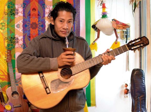 En octubre se estrena ‘Los que vuelven’, con Marcial Paredez, artista y realizador que integra una generación de jóvenes guaraníes que tiene mucho por contar. En octubre se estrena ‘Los que vuelven’, con Marcial Paredez, artista y realizador que integra una generación de jóvenes guaraníes que tiene mucho por contar.