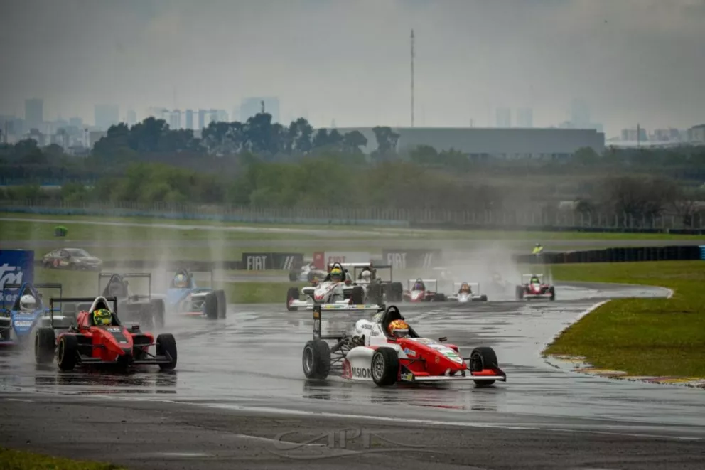 Chiapella no pudo terminar la segunda carrera de la Fórmula Renault 2.0